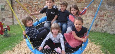 Kinder in einer großen Schaukel. 