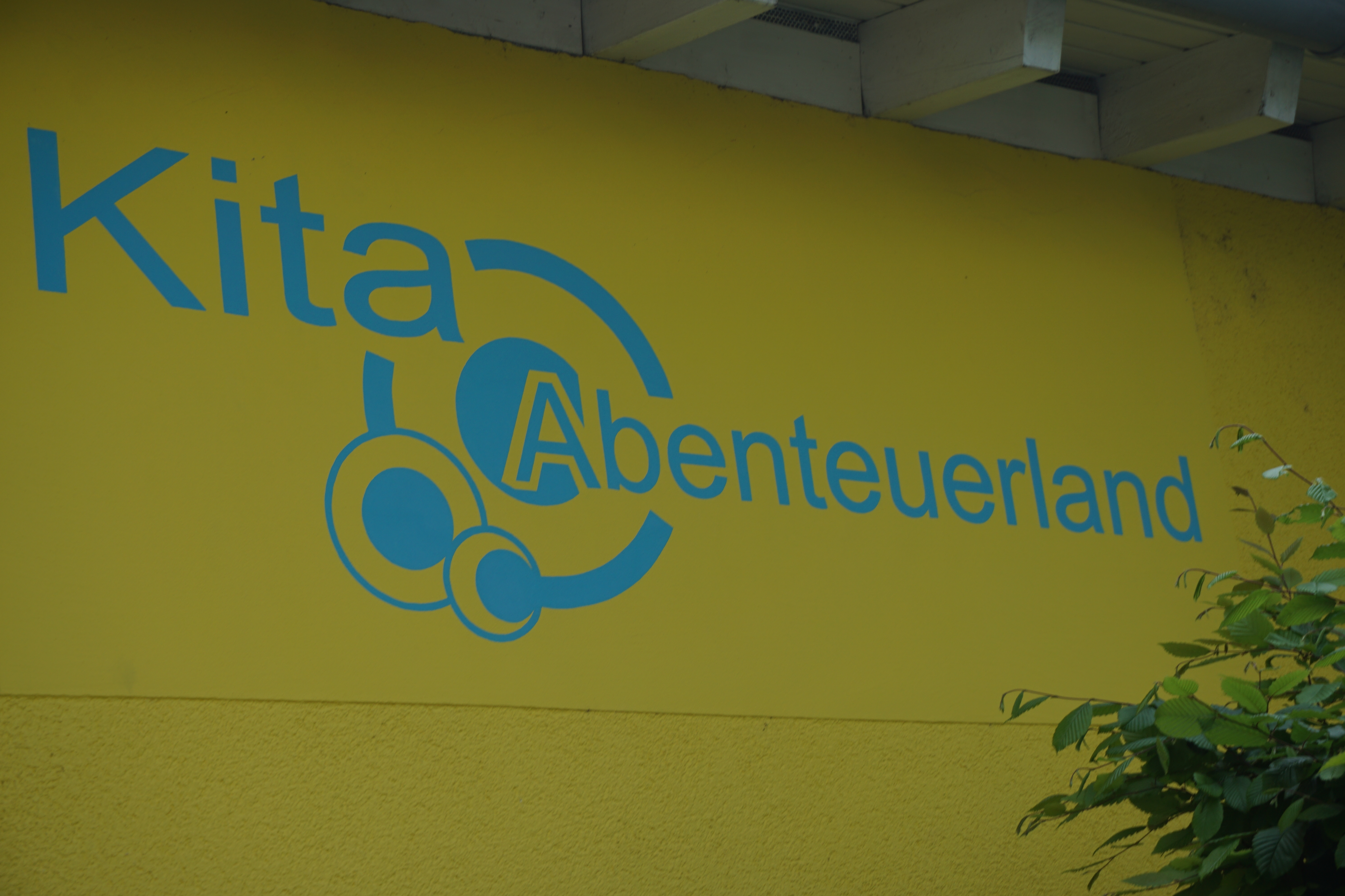 Logo der Kita Abenteuerland an der Hauswand