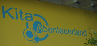Logo der Kita Abenteuerland an der Hauswand