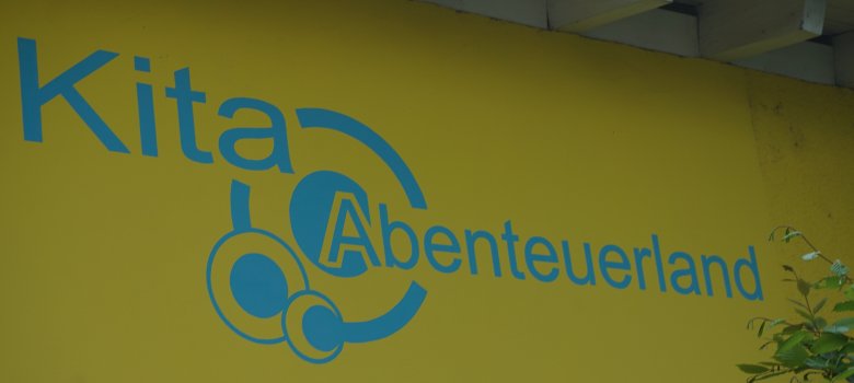 Logo der Kita Abenteuerland an der Hauswand