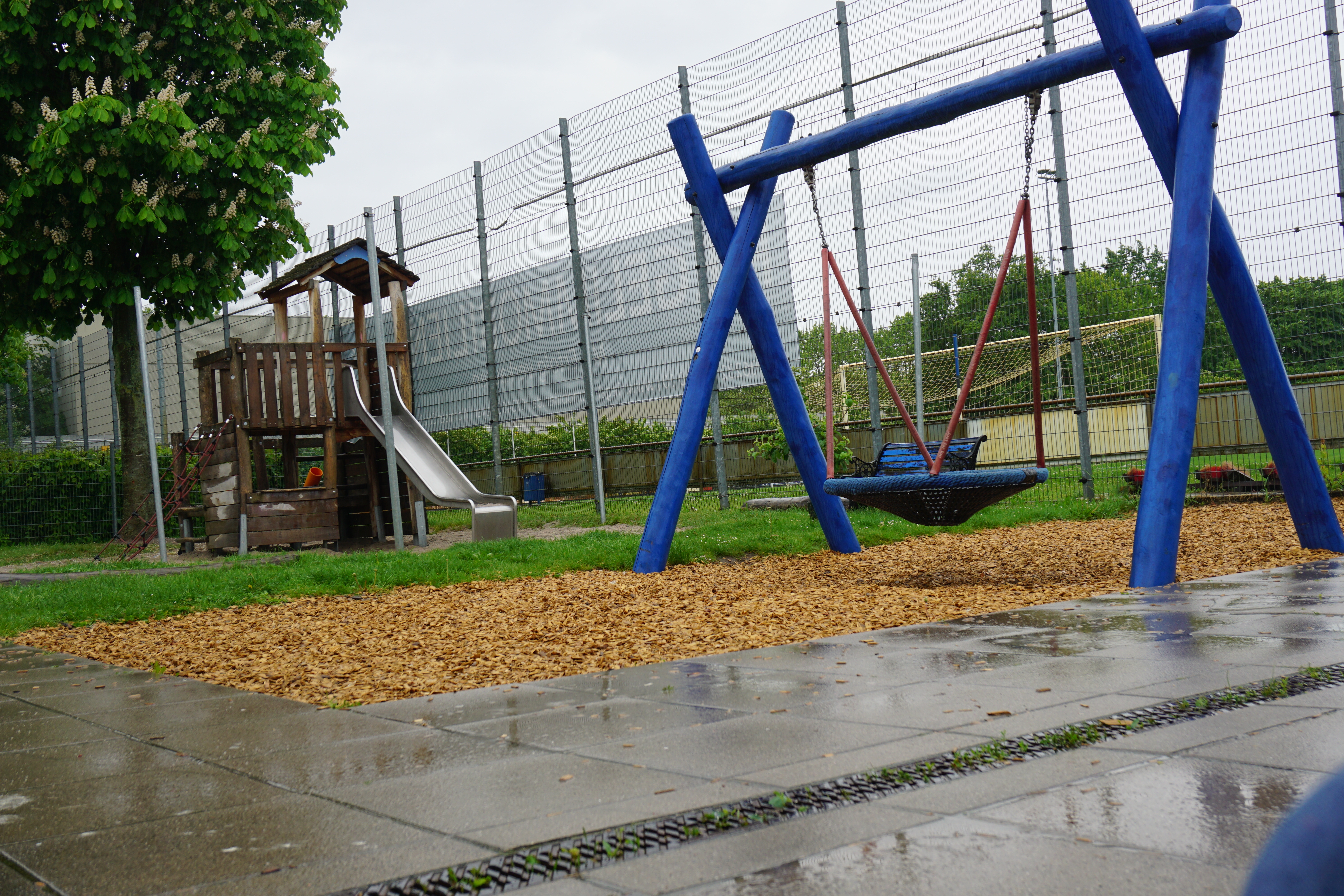 Nestschaukel und Klettergerüst