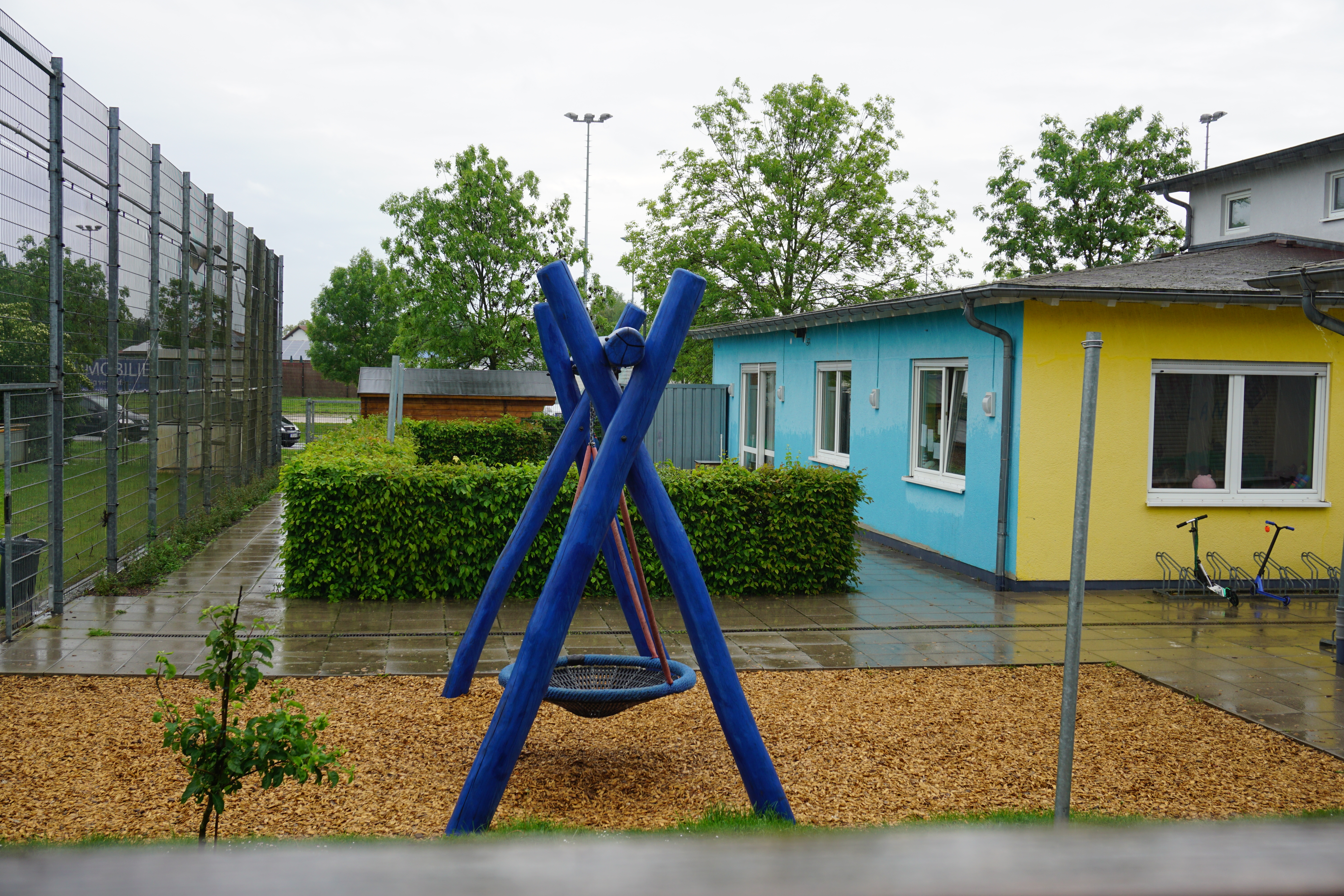 Blick vom Klettergerüst auf die Nestschaukel