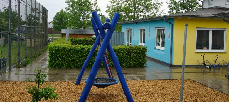 Blick vom Klettergerüst auf die Nestschaukel