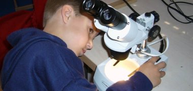 Ein Kind mikroskopiert