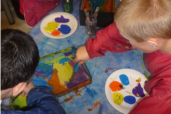Kinder beim Malen im Atelier
