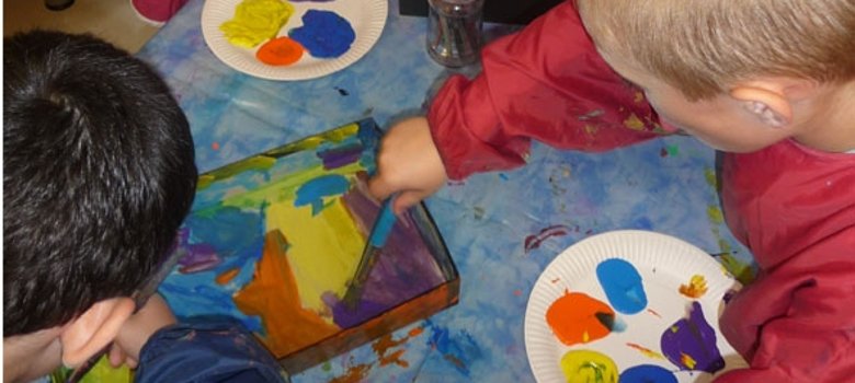 Kinder beim Malen im Atelier