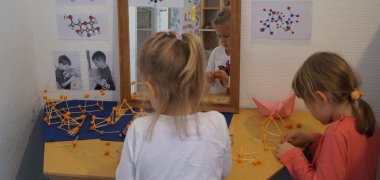 Kinder bauen Atommodelle