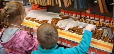 Kinder beim Einkauf im Bauhaus
