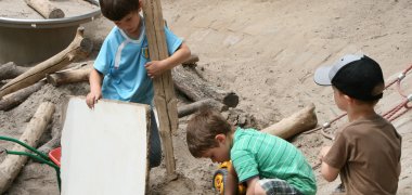 Kinder bei Erdarbeiten