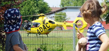Faszinierte Blicke auf einen Hubschrauber