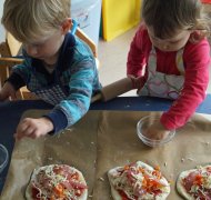 Kinder beim Backen eigener Pizza
