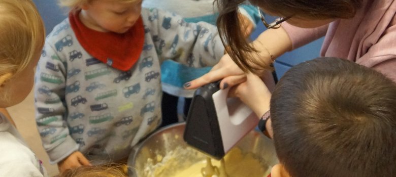 Kinder beobachten das Anrühren von Teig