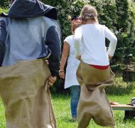 Kinder beim Sackhüpfen