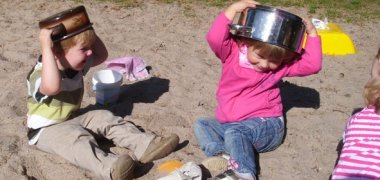 Kinder beim Spielen im Sand
