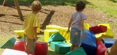 Kinder zu Beginn des Turmbau