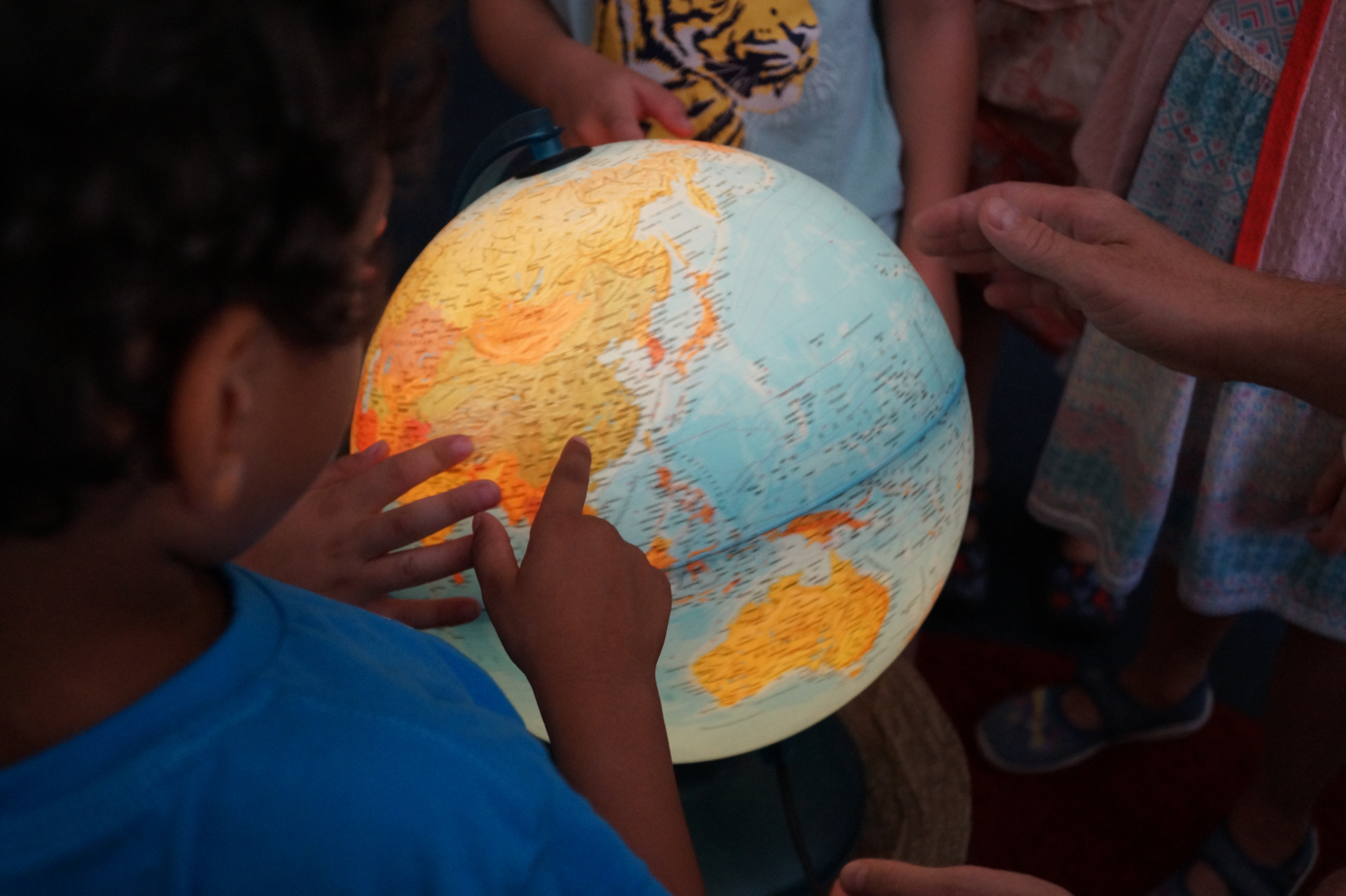 Kinder erkunden einen Globus