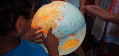 Kinder erkunden einen Globus