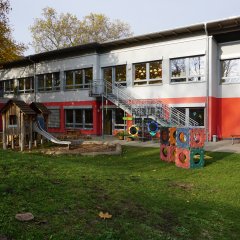 Außenansicht mit Spielbereich
