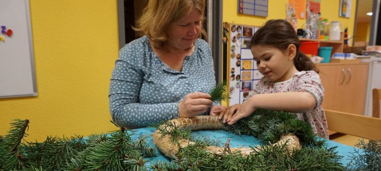 Adventskranzbasteln mit Kind und Betreuerin