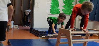Kinder klettern auf den Klettergeräten