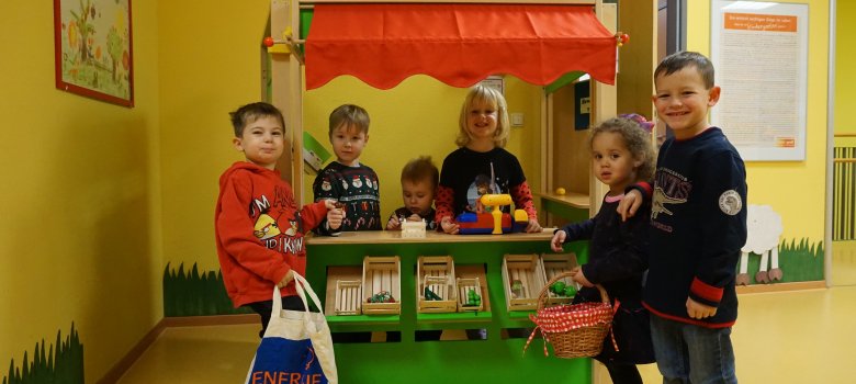 Kinder spielen "Verkaufen"