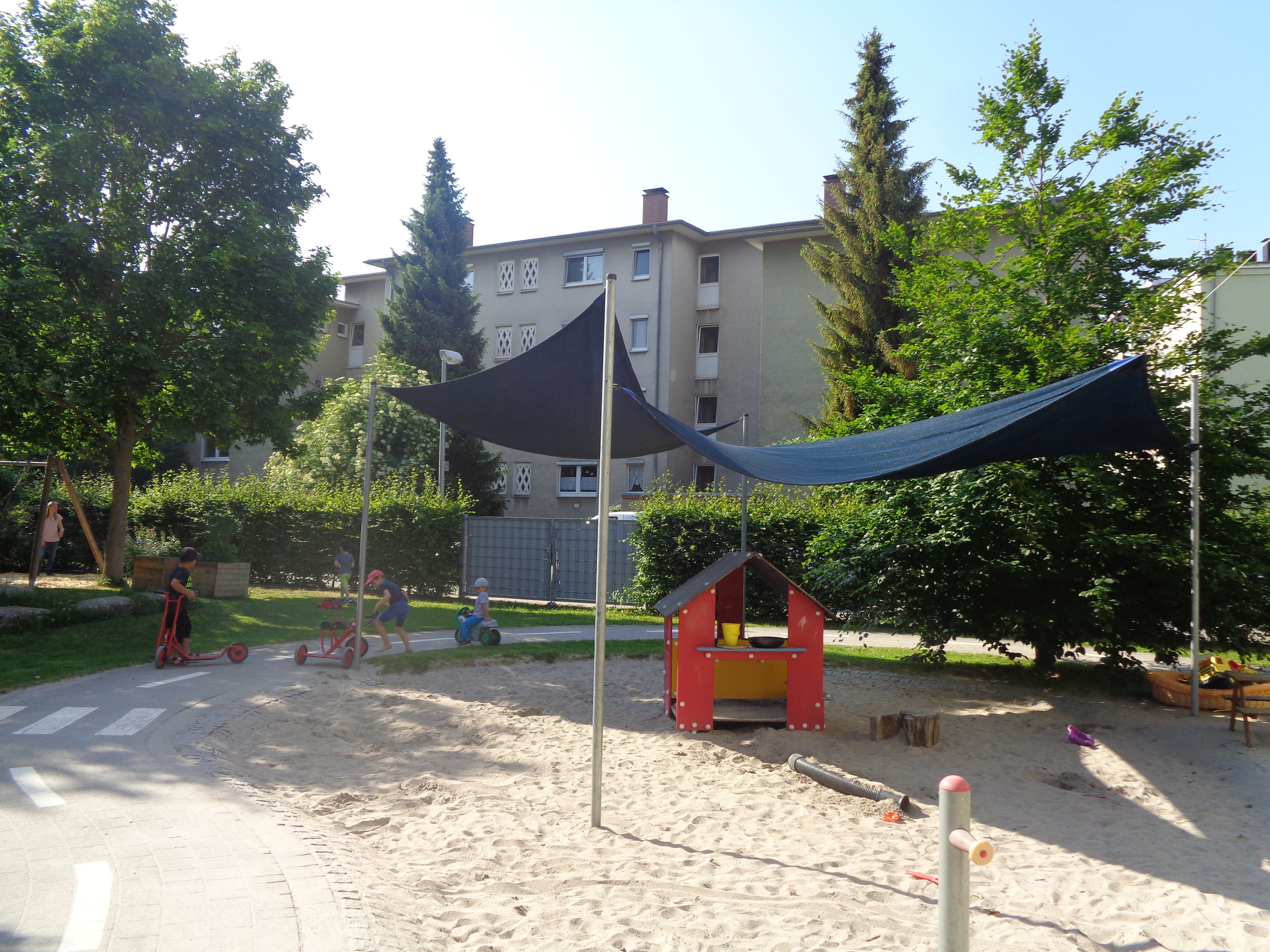 Spielende Kinder im Außenbereich