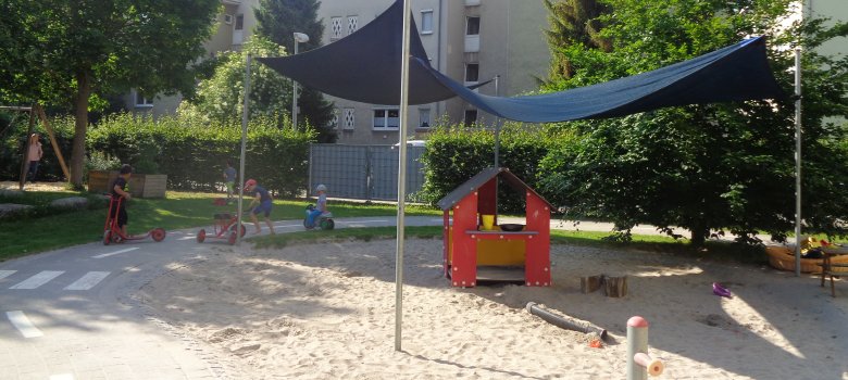 Spielende Kinder im Außenbereich