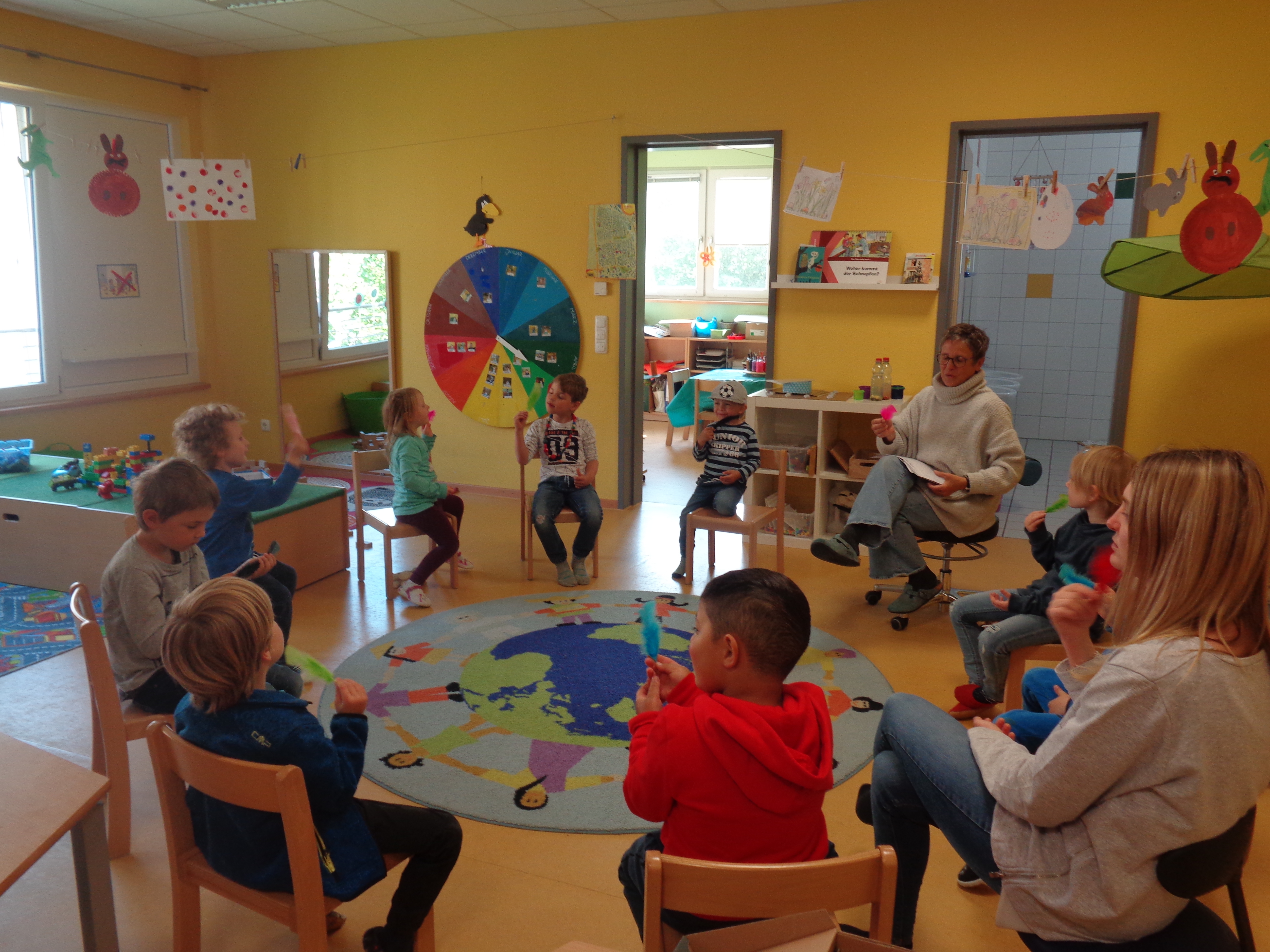 Ein Stuhlkreis im Gruppenraum