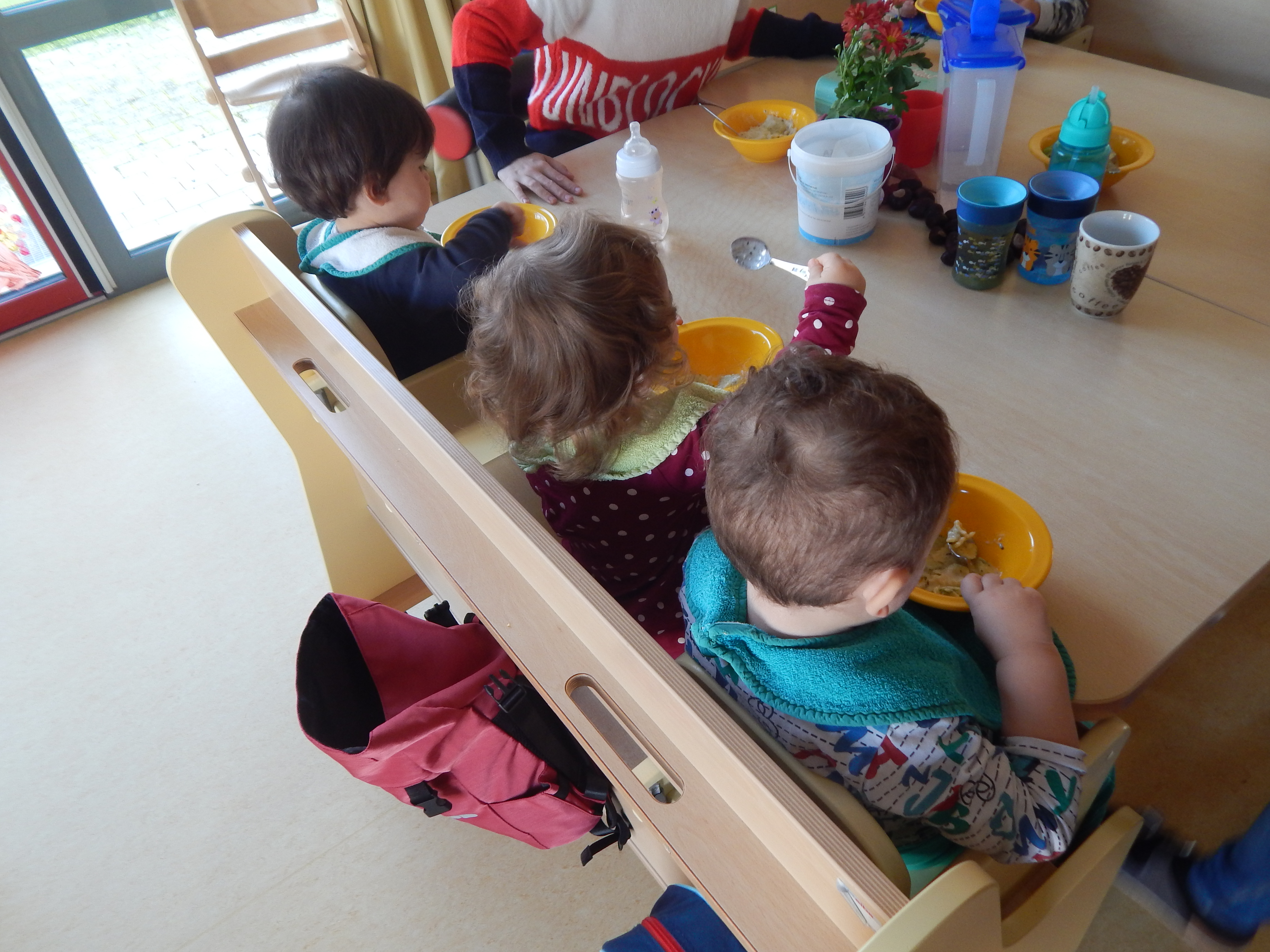 Krippenkinder beim Essen