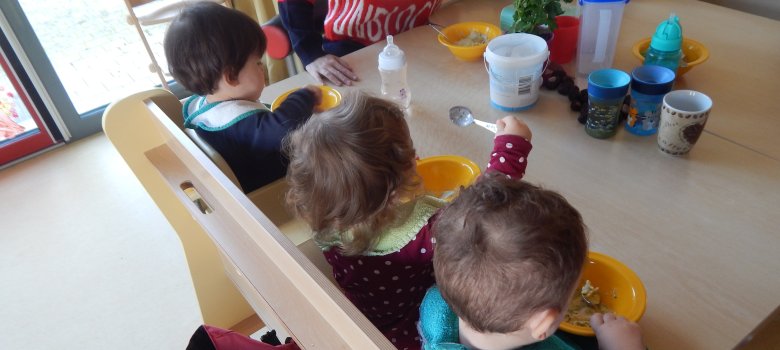 Krippenkinder beim Essen
