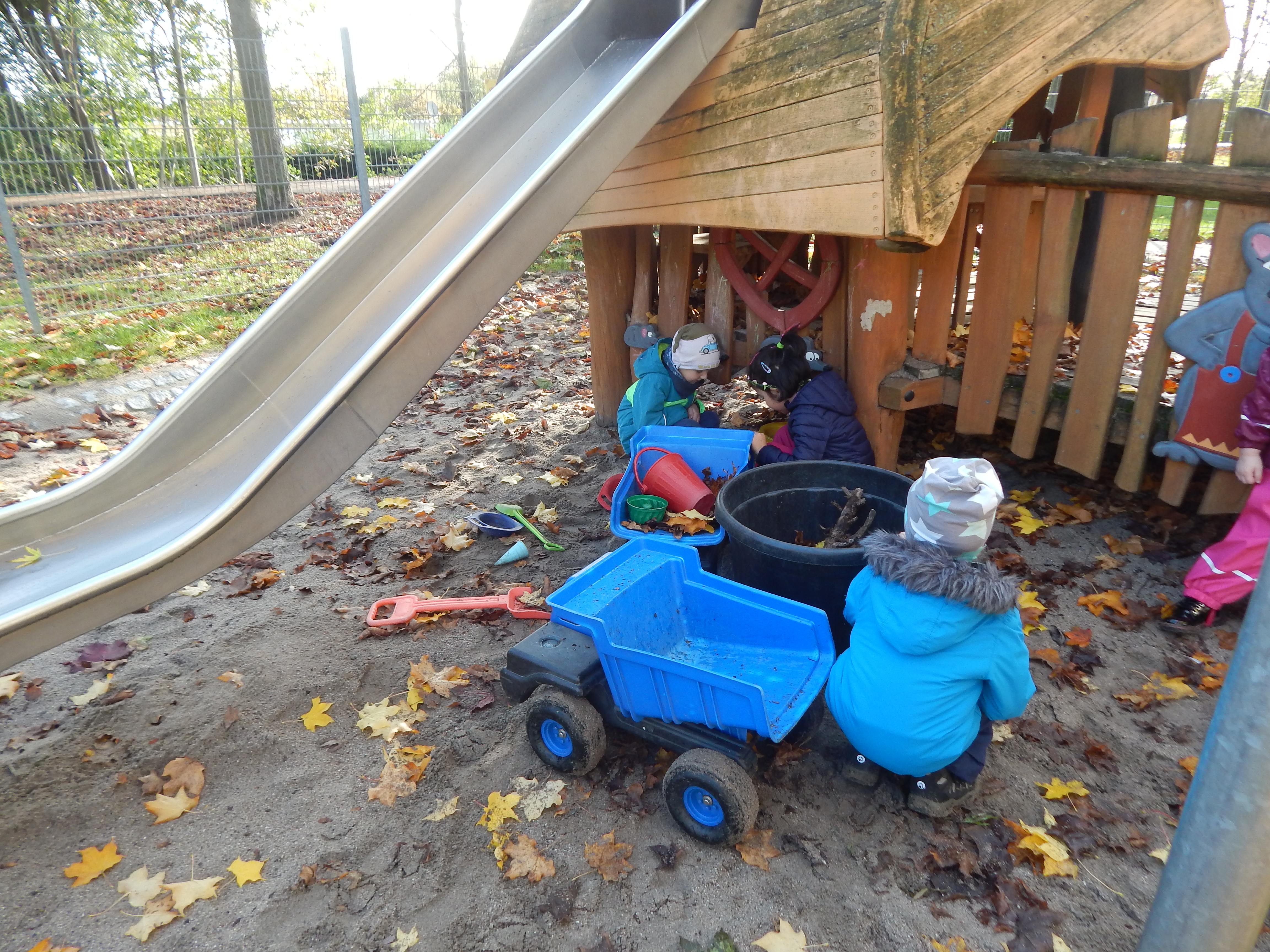 Kinder beim Spielen im Außenbereich