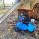 Kinder beim Spielen im Außenbereich