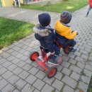 Kinder auf einem Dreirad