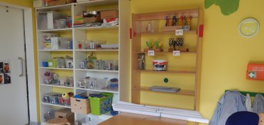 Bastelutensilien im Kreativraum