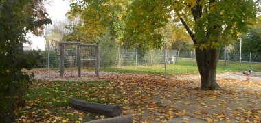 Außengelände mit Klettergerüst