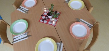 Ein gedeckter Mittagstisch