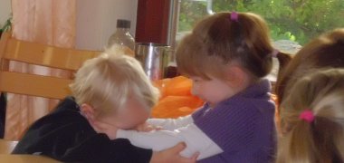 Kinder spielen am Tisch