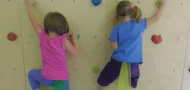 Kinder an der Kletterwand