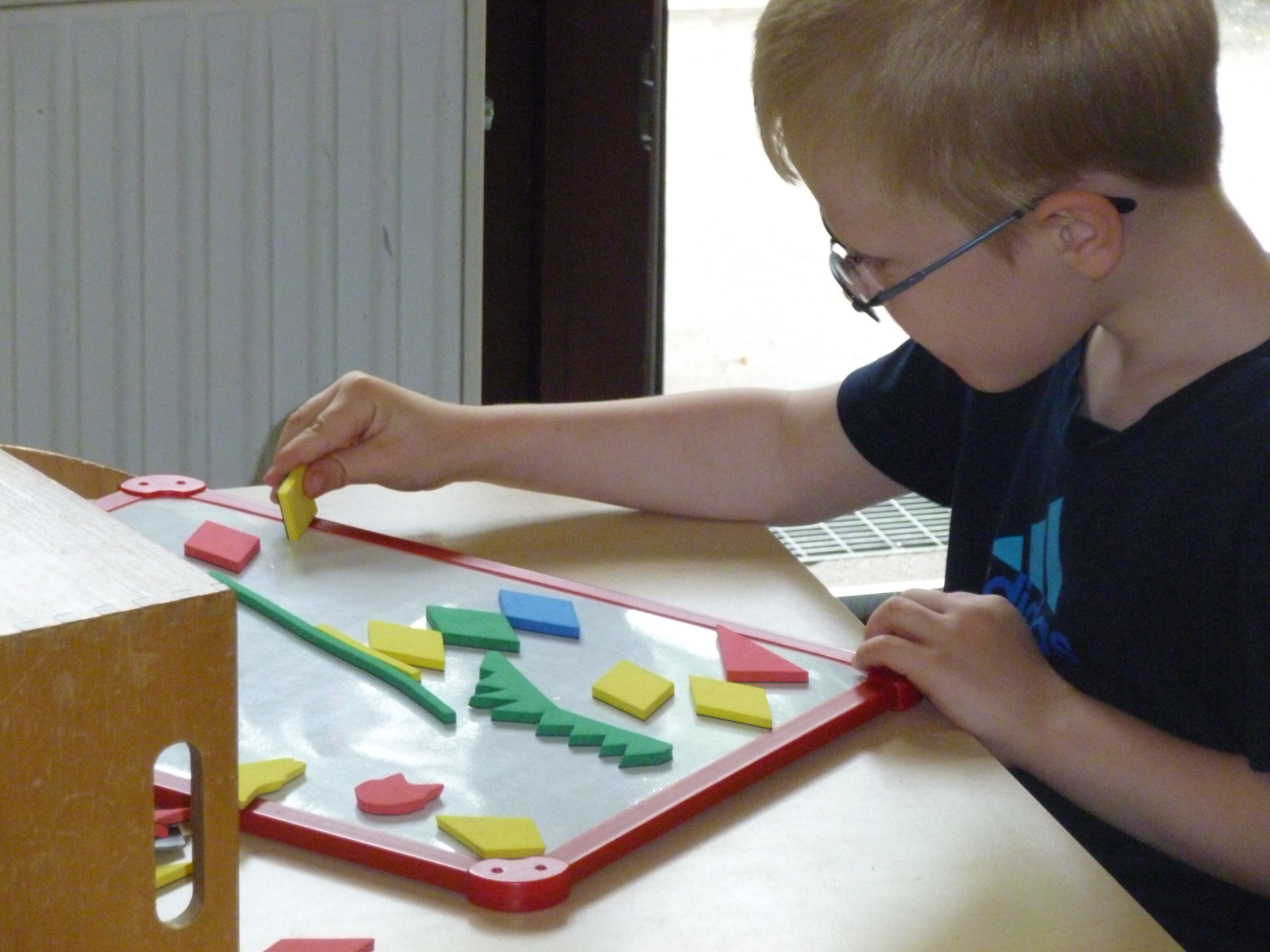 Ein Kind bastelt auf einer Tafel