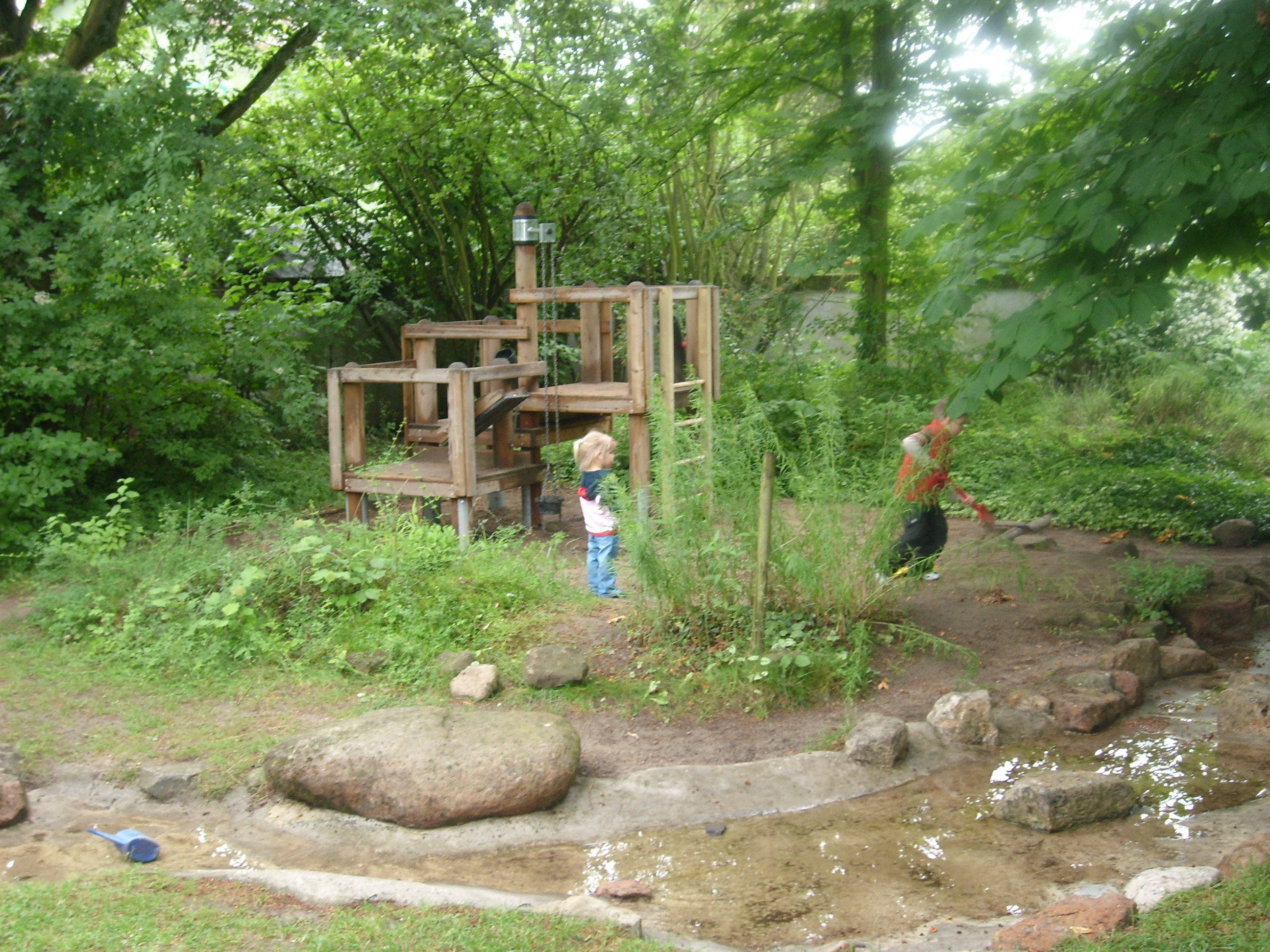 Kinder im Außengelände