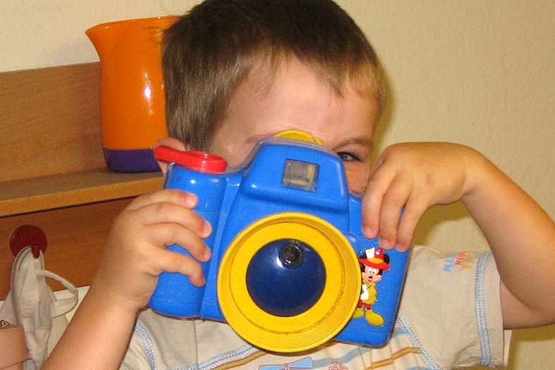 Ein Kind mit Spielzeugkamera