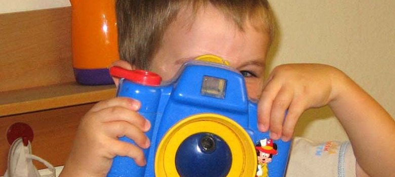 Ein Kind mit Spielzeugkamera