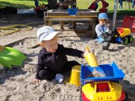 Kinder malen mit Wasserfarben Kinder malen mit Wasserfarben