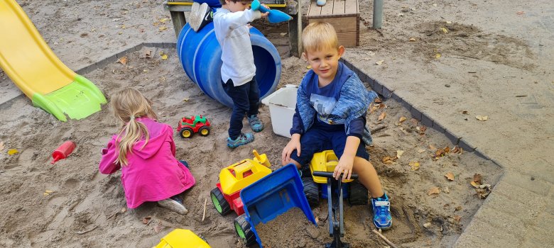 Kinder spielen im Außengelände