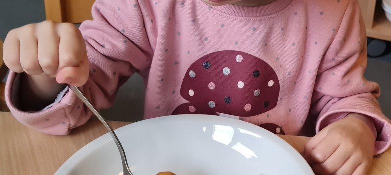 Ein Kind beim Zubereiten des Mittagessen Ein Kind beim Zubereiten des Mittagessen