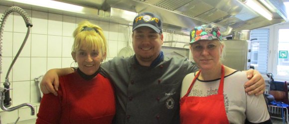 Unser Chefkoch mit unseren Hauswirtschaftskräften