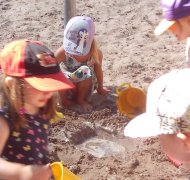 Spielen mit Matsch im Sandkasten