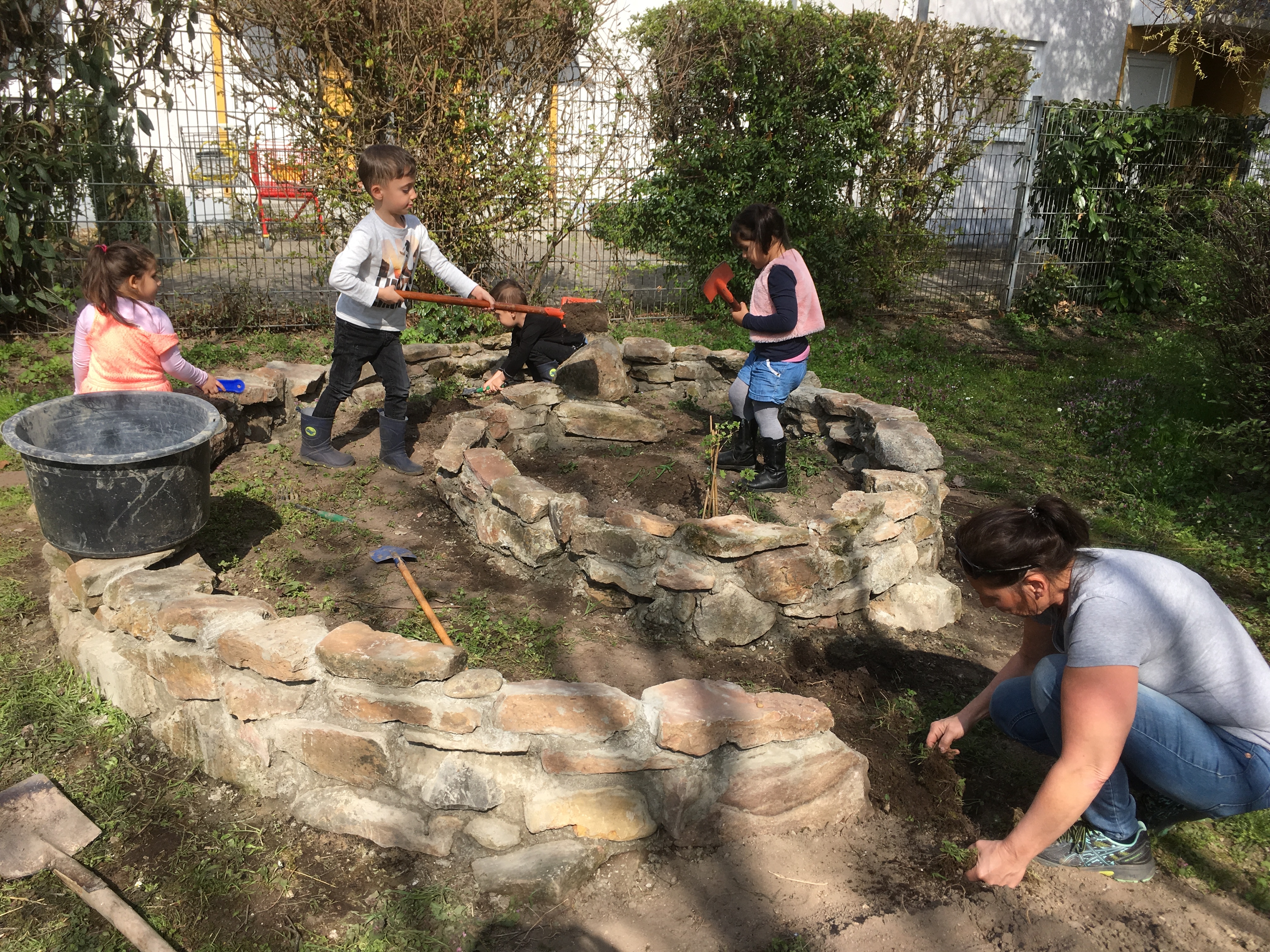 Anlegen einer Kräuterschnecke im Außengelände