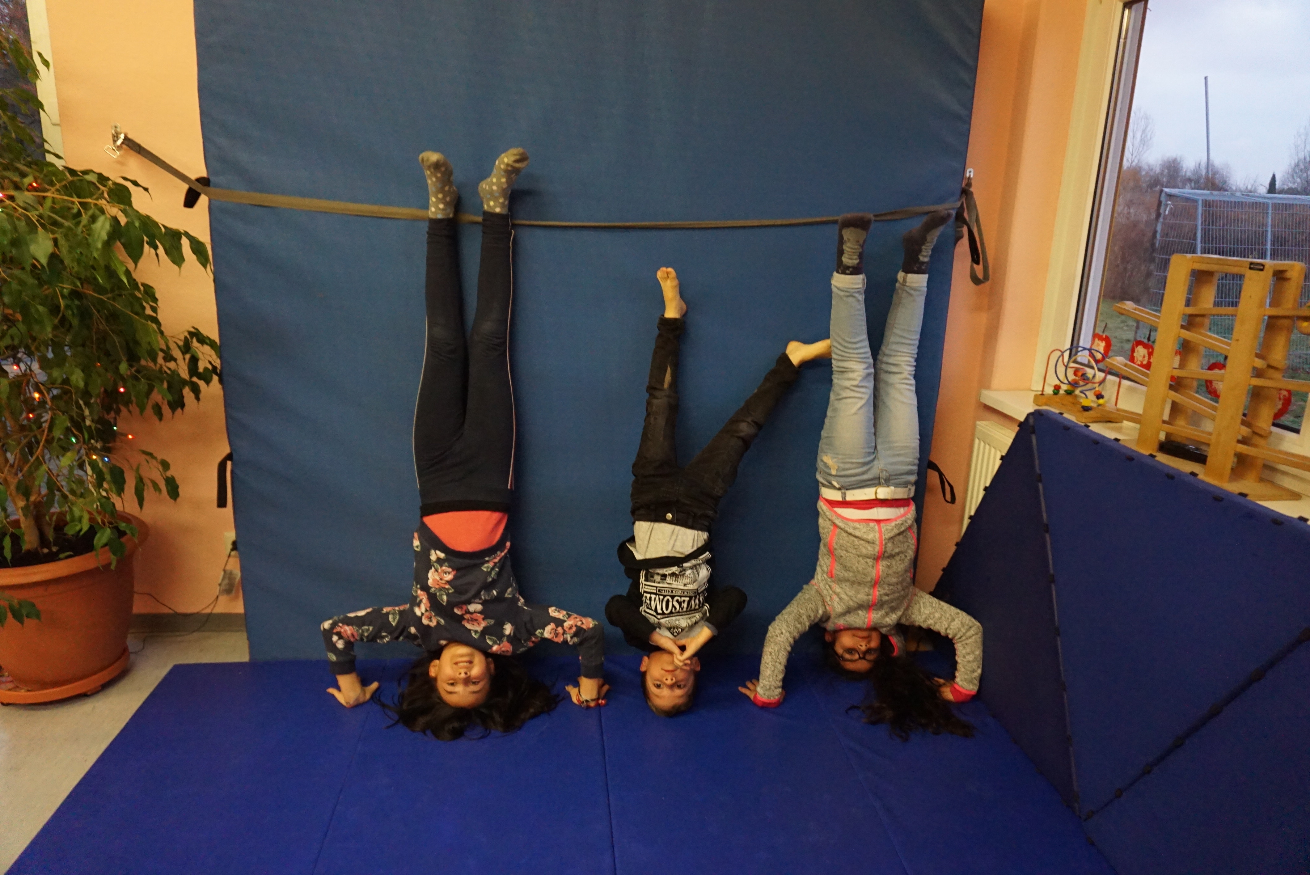 Kinder machen einen Kopfstand