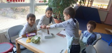 Kinder messen Gewicht